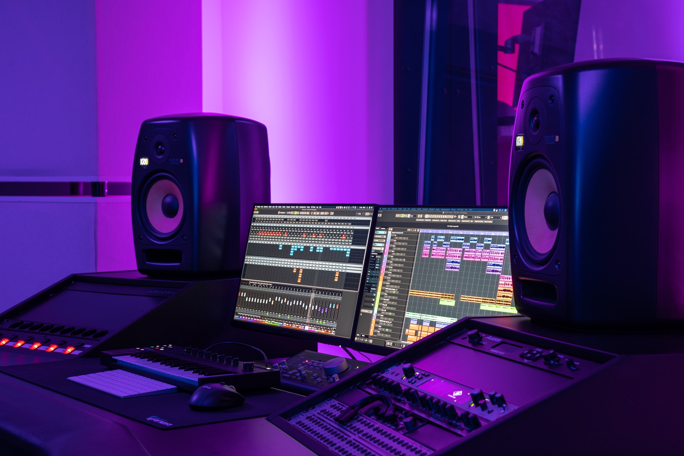 Regieplatz mit Studiomonitoren und Audiotechnik im C90 Studio