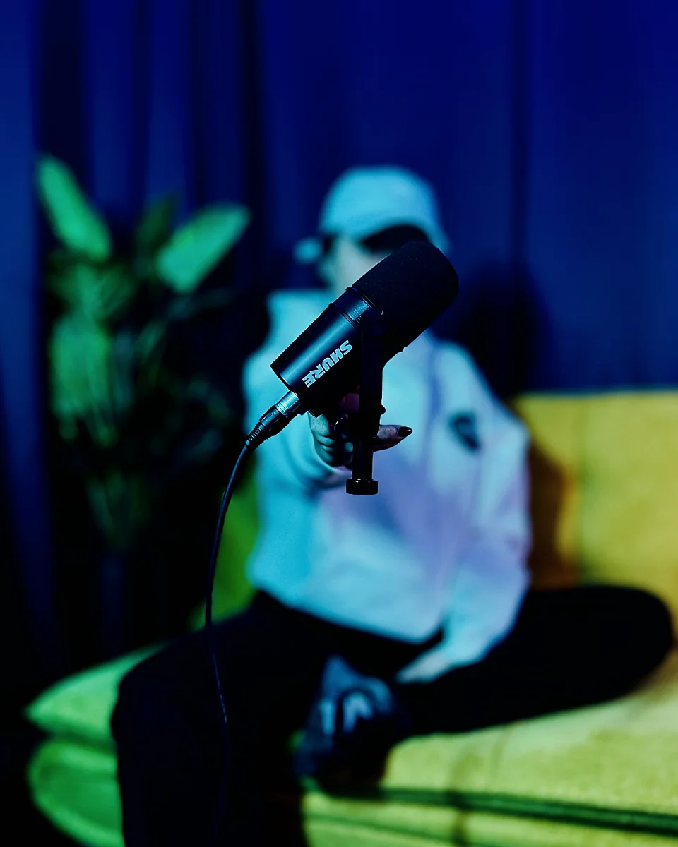 Podcast-Aufnahme auf dem gelben Studio-Sofa