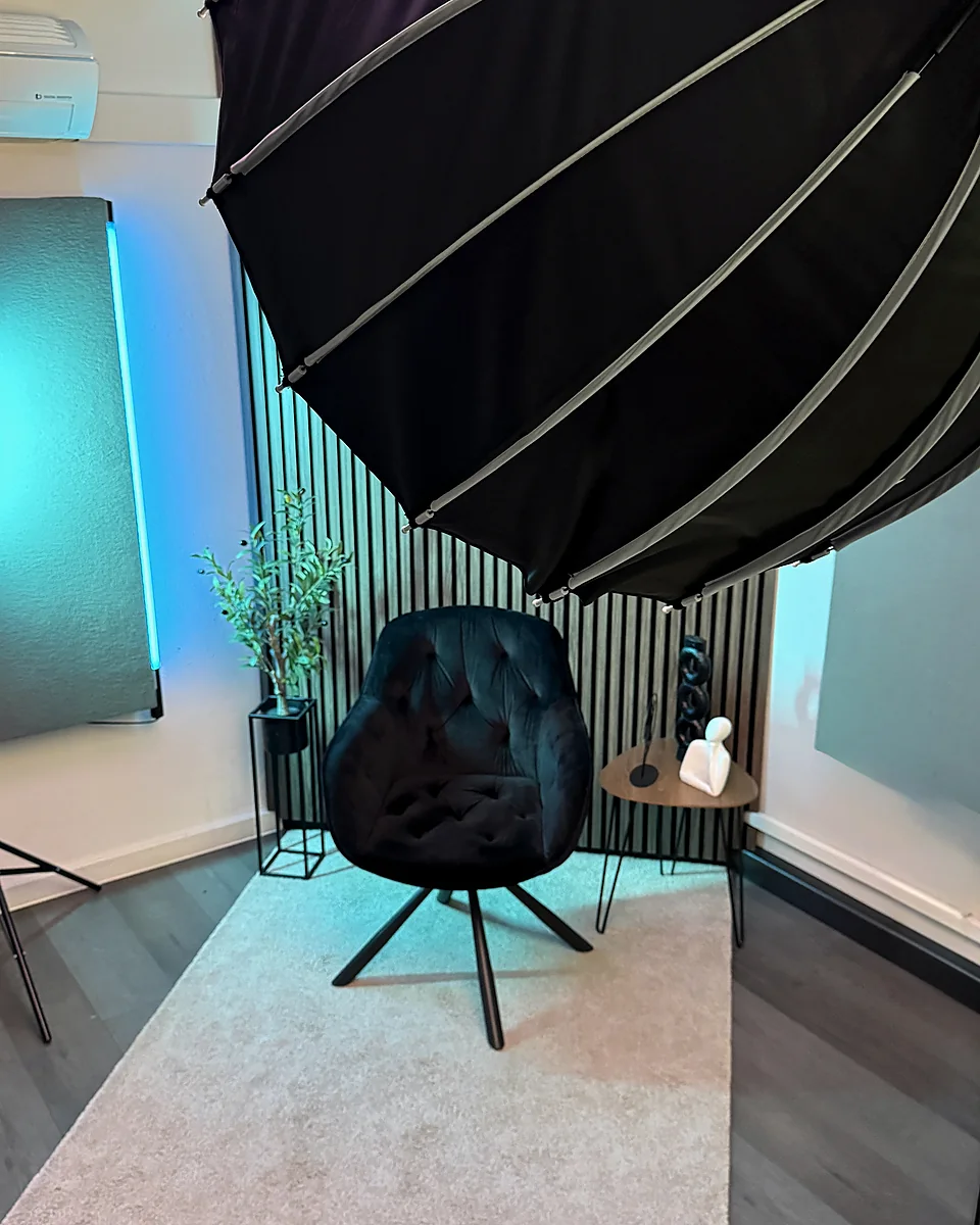 Podcast-Sessel unter professionellem Studiolicht