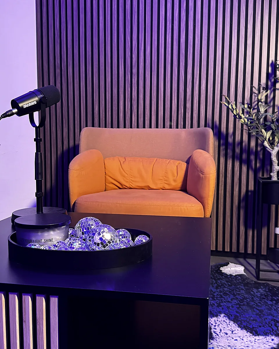Sofa, Studiomikrofon und Dekoration im C90 Studio