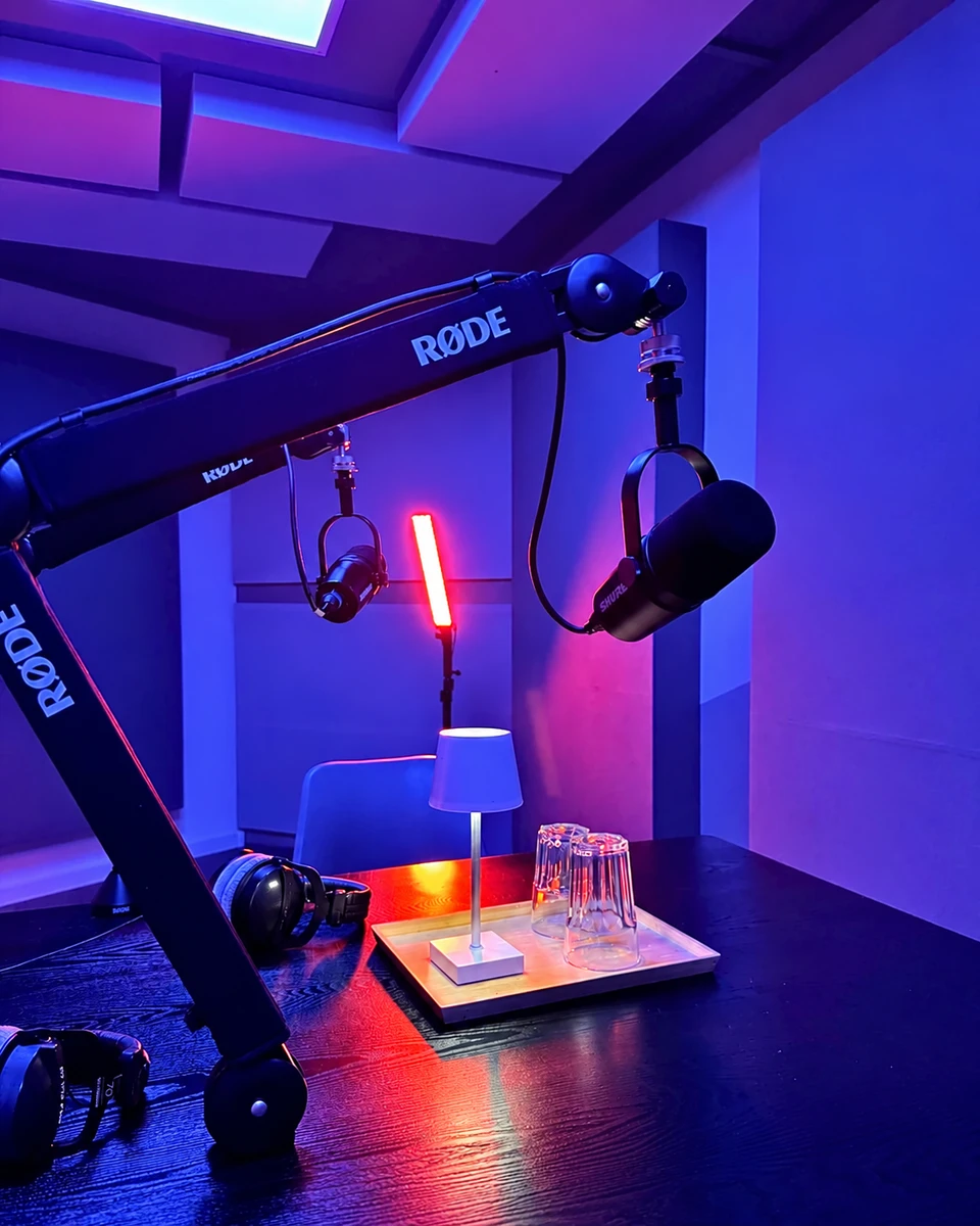 Mikrofonarme und Lichtstimmung im Podcast-Studio
