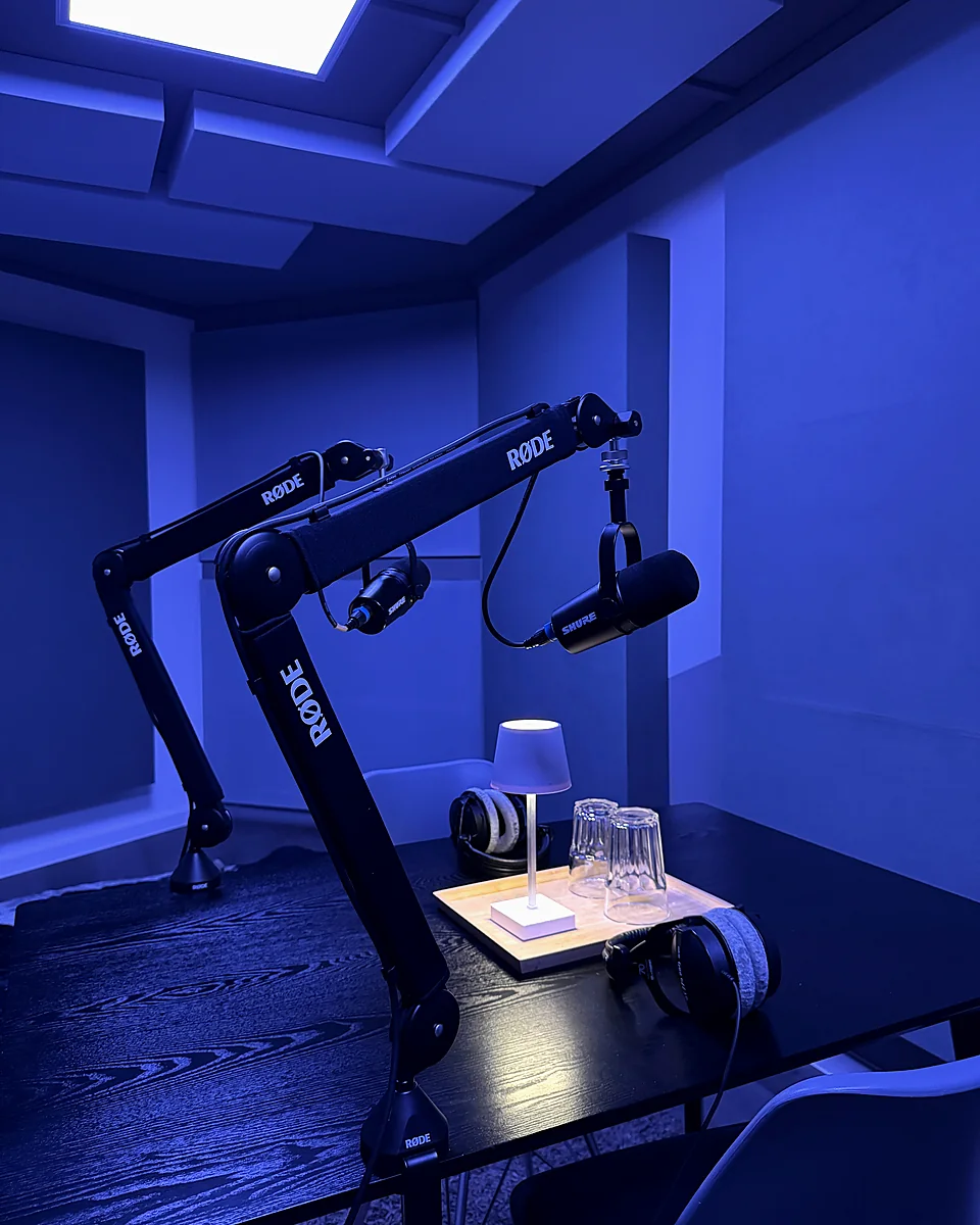Interviewplatz mit zwei Mikrofonen und Kopfhörern