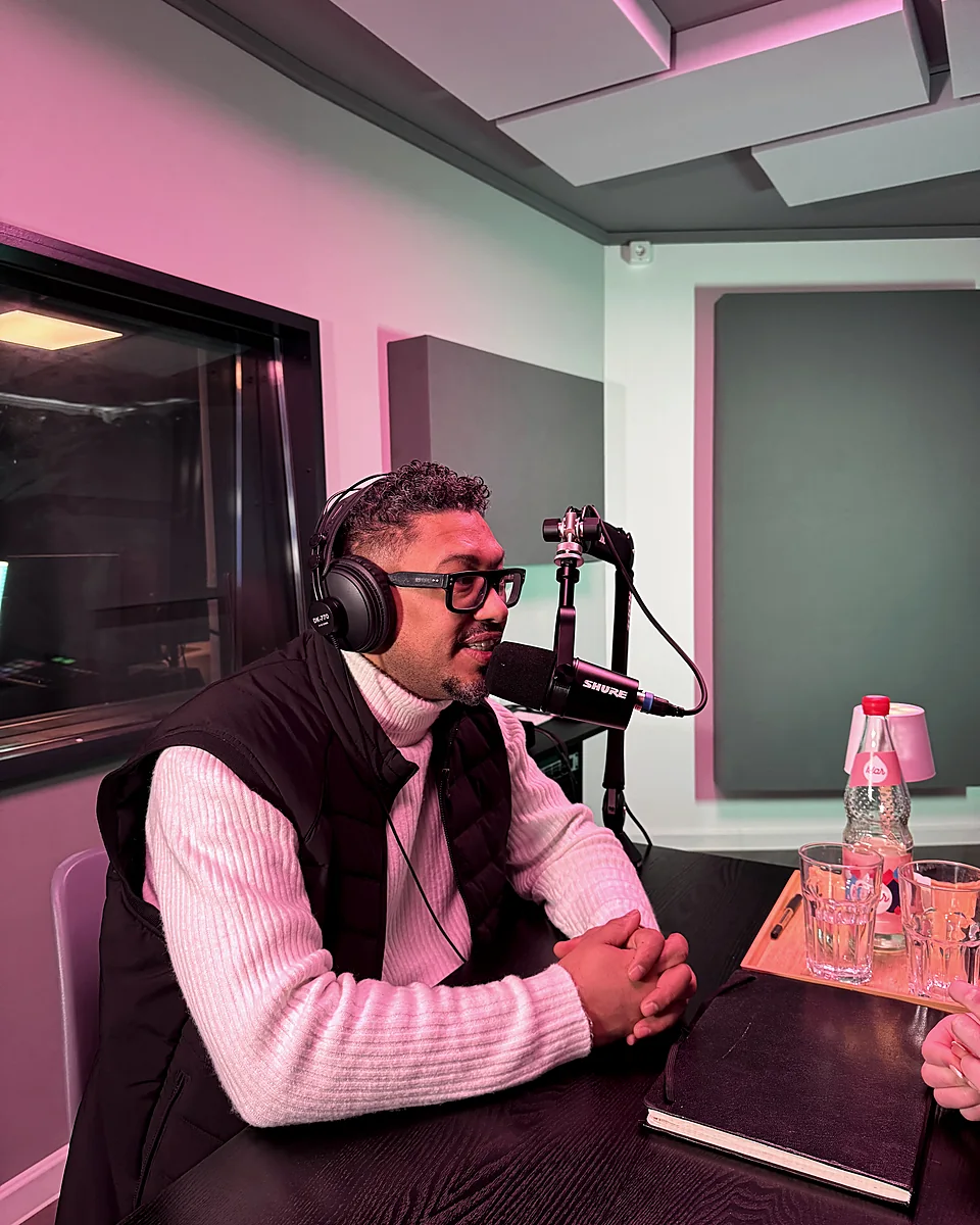 Podcast-Gast im Interview vor einem Mikrofon