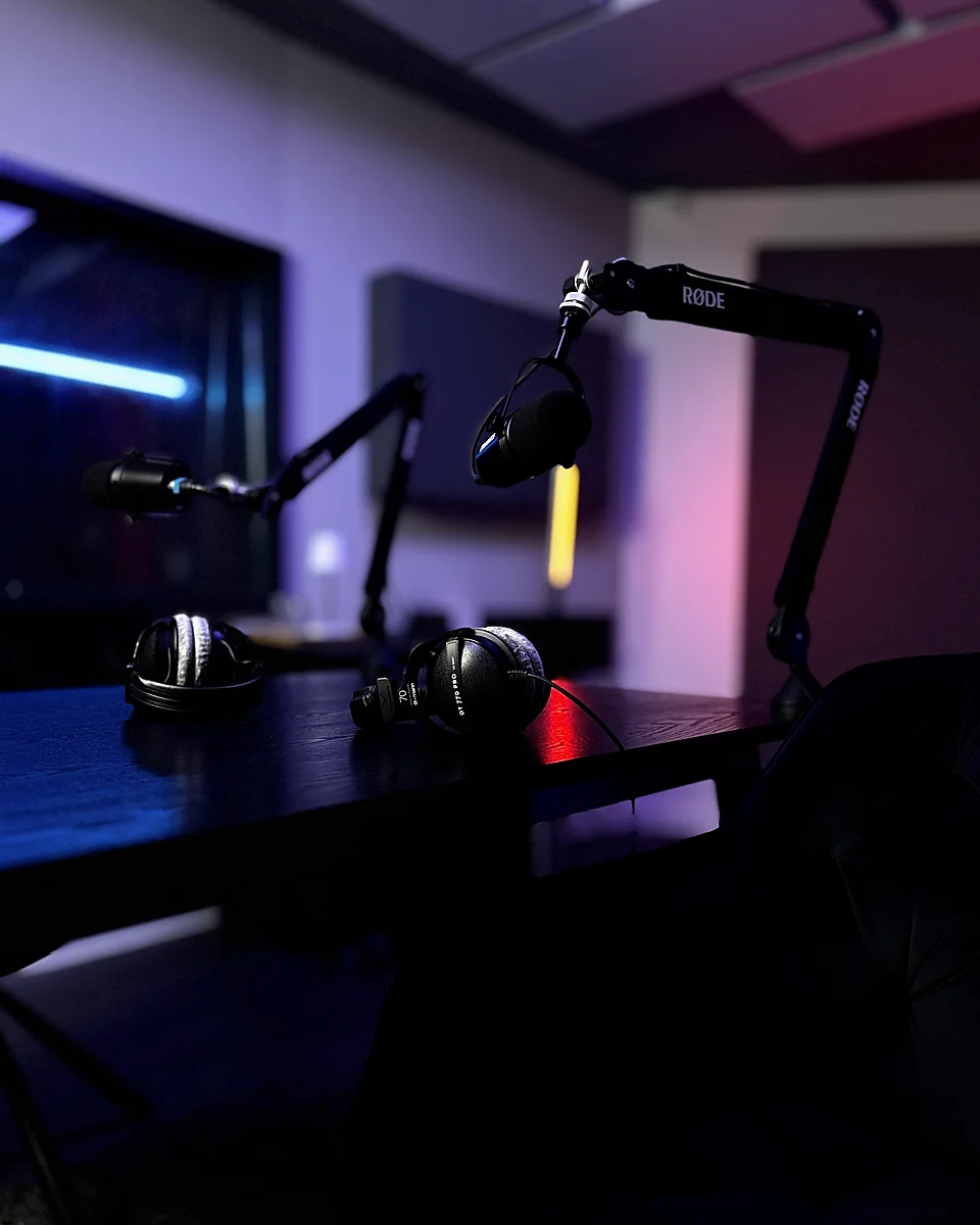 Detailaufnahme eines Podcast-Tisches mit Mikrofonen