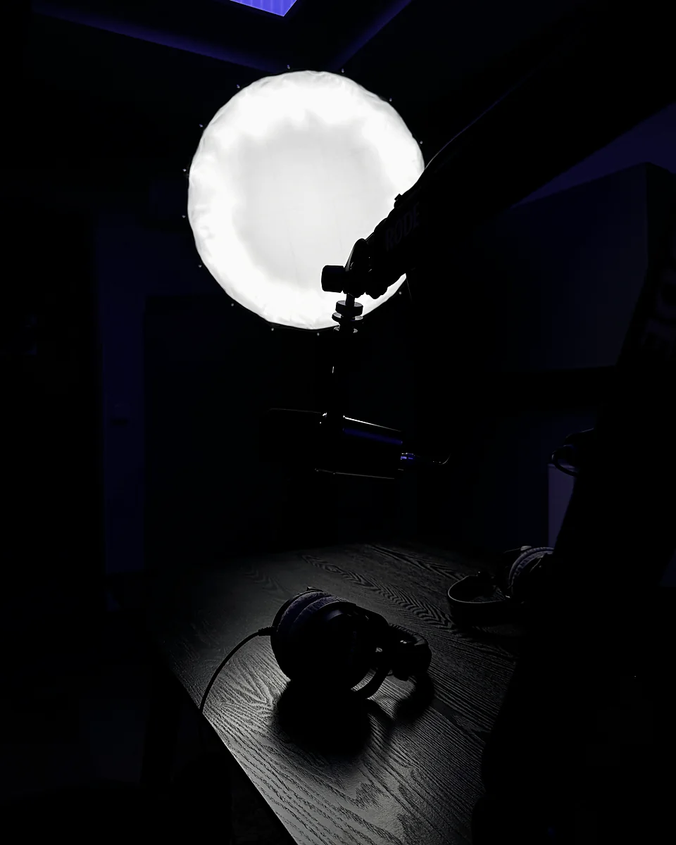 Studiolicht und Mikrofon in dunkler Atmosphäre